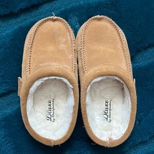 Kids' Dluxe by Dearfoams- Vancouver Genuine Shearling Clog Slippers - Tan 13